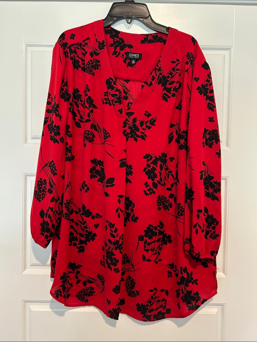 Jones New York Red and Black Floral V‑Neck Tunic